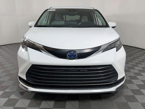 2024 Toyota Sienna LE