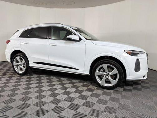 Glacier White Metallic 2025 Audi Q5 Premium Plus TFSI quattro S tronic