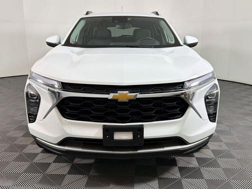 Summit White 2025 Chevrolet Trax LT
