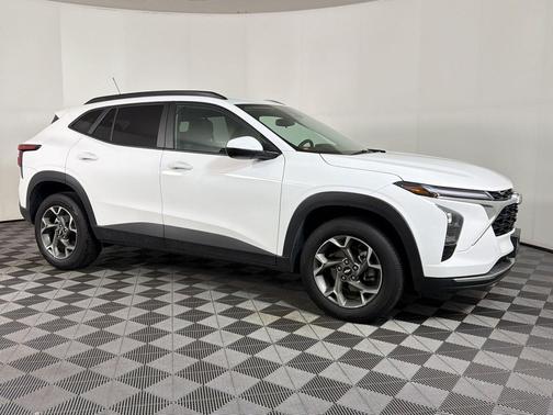 Summit White 2025 Chevrolet Trax LT