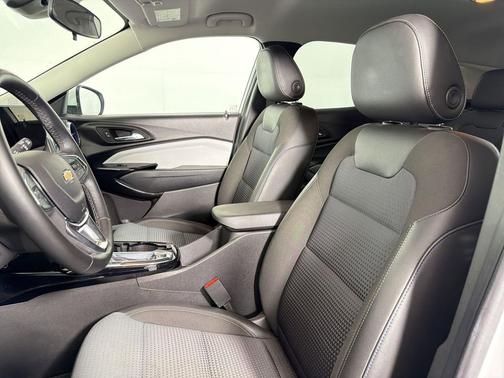 Summit White 2025 Chevrolet Trax LT