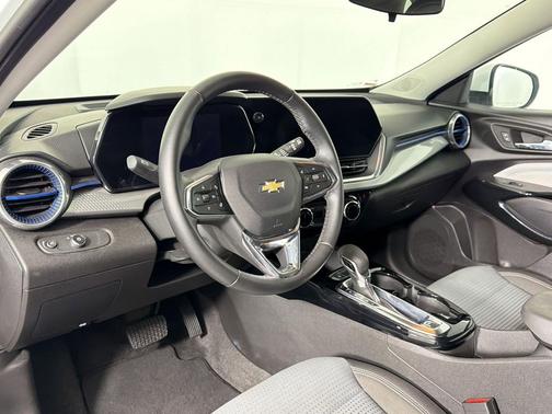 Summit White 2025 Chevrolet Trax LT