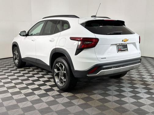 Summit White 2025 Chevrolet Trax LT