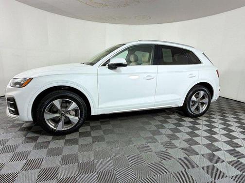 Glacier White Metallic 2023 Audi Q5 40 Premium