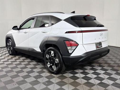 Atlas White 2025 Hyundai KONA SEL
