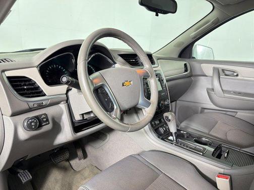 Summit White 2017 Chevrolet Traverse 1LT