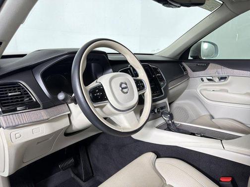 Crystal White Metallic 2022 Volvo XC90 T6 Inscription
