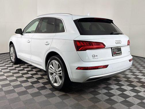Glacier White Metallic 2019 Audi Q5 2.0T Premium Plus