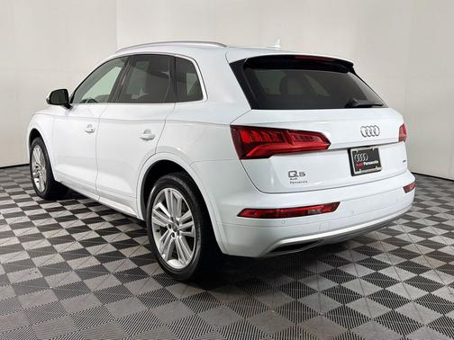 Glacier White Metallic 2019 Audi Q5 2.0T Premium Plus