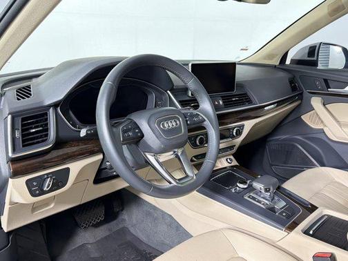 Glacier White Metallic 2019 Audi Q5 2.0T Premium Plus