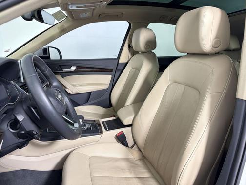 Glacier White Metallic 2019 Audi Q5 2.0T Premium Plus