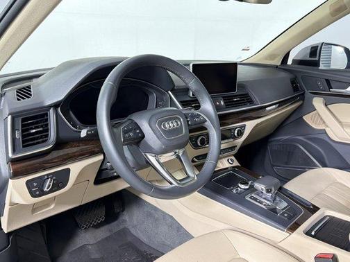 Glacier White Metallic 2019 Audi Q5 2.0T Premium Plus