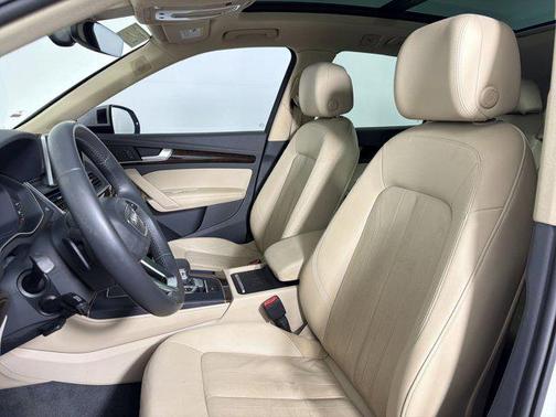 Glacier White Metallic 2019 Audi Q5 2.0T Premium Plus
