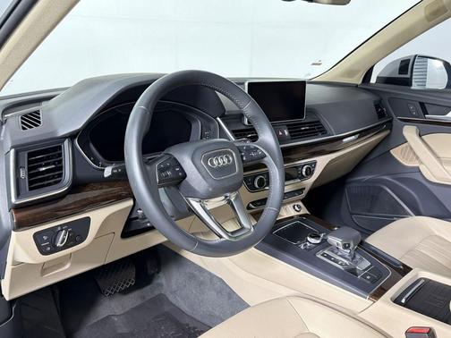 Glacier White Metallic 2019 Audi Q5 2.0T Premium Plus