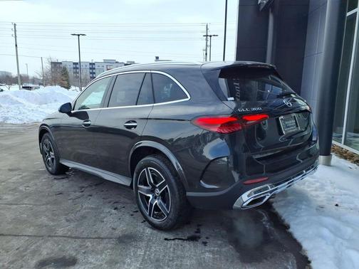 Graphite Gray Metallic 2026 Mercedes-Benz GLC 300 Base 4MATIC