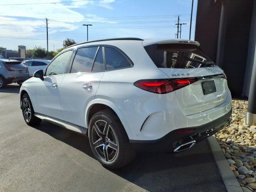 Polar White 2027 Mercedes-Benz GLC 300