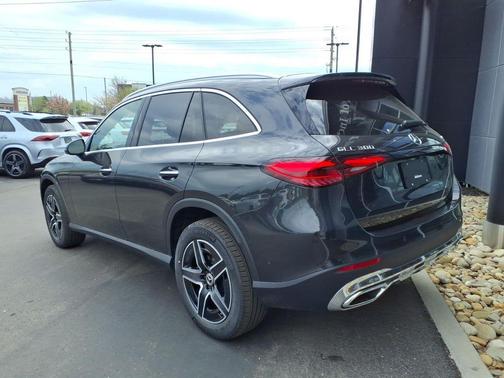 Graphite Gray Metallic 2026 Mercedes-Benz GLC 300 Base 4MATIC