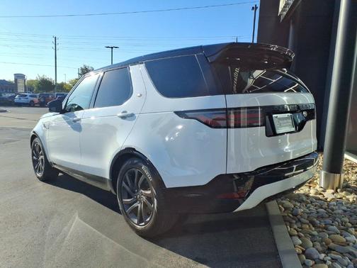 Fuji White 2023 Land Rover Discovery P300 S R-Dynamic