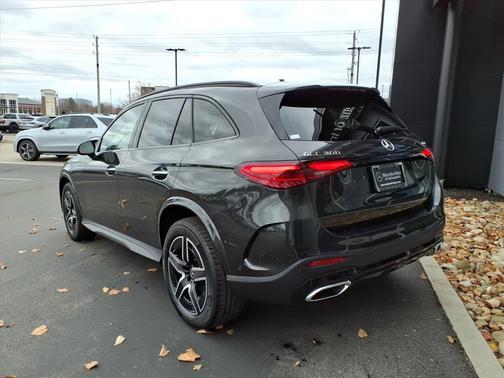 Graphite Gray Metallic 2026 Mercedes-Benz GLC 300 Base 4MATIC