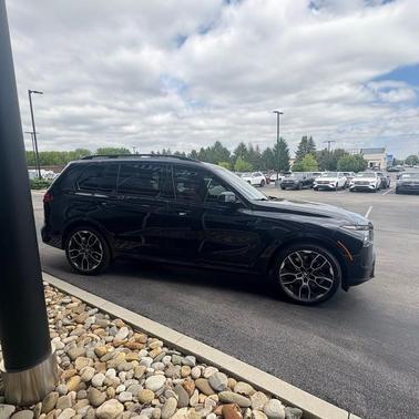 Carbon Black Metallic 2024 BMW X7 xDrive40i