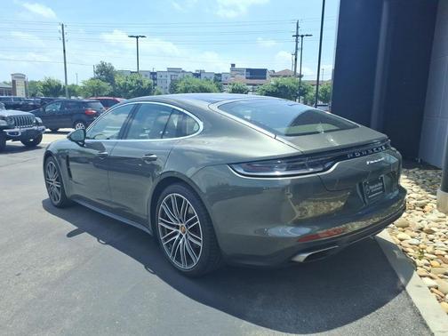 Aventurine Green Metallic 2023 Porsche Panamera 4