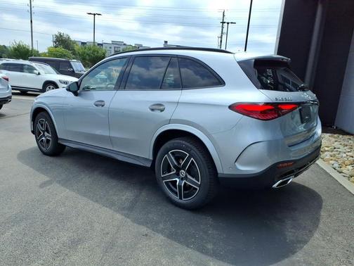 Black 2027 Mercedes-Benz GLC 300