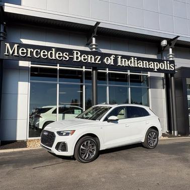 Glacier White Metallic 2024 Audi Q5 45 S line quattro Premium
