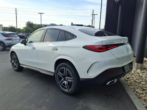 Polar White 2027 Mercedes-Benz GLC 300