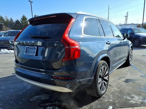 2022 Volvo XC90 T6 Momentum 7 Passenger