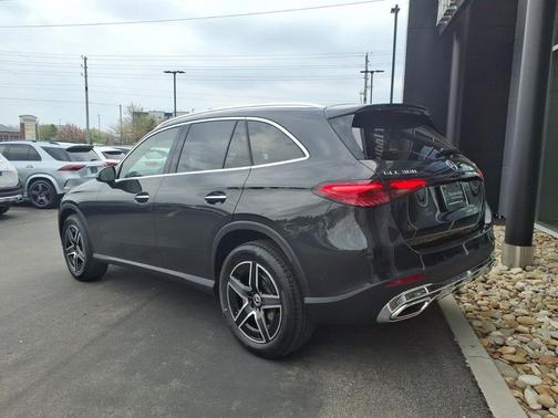 Graphite Gray Metallic 2026 Mercedes-Benz GLC 300 Base 4MATIC