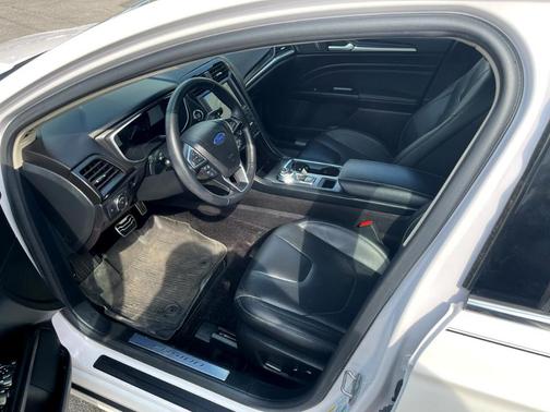 Photo 5 of 20 of 2017 Ford Fusion Titanium
