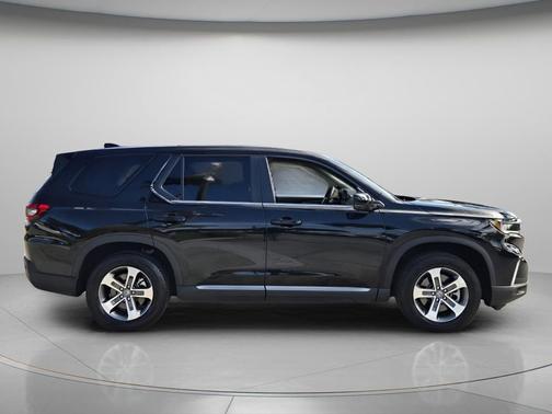 Crystal Black Pearl 2025 Honda Pilot