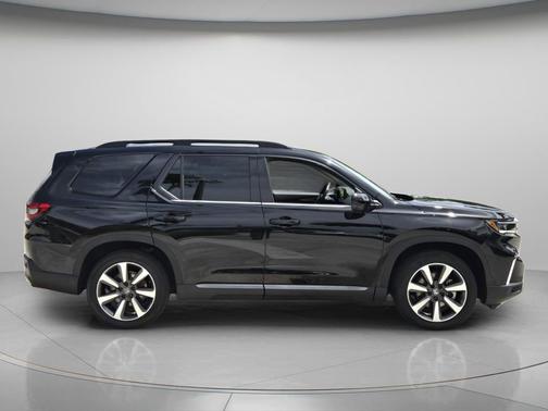 Crystal Black Pearl 2025 Honda Pilot