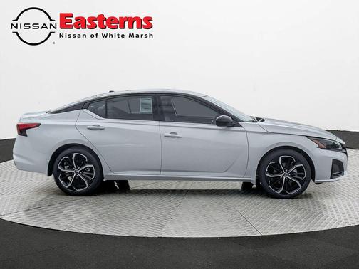 Pearl White/Super Black 2026 Nissan Altima SR FWD