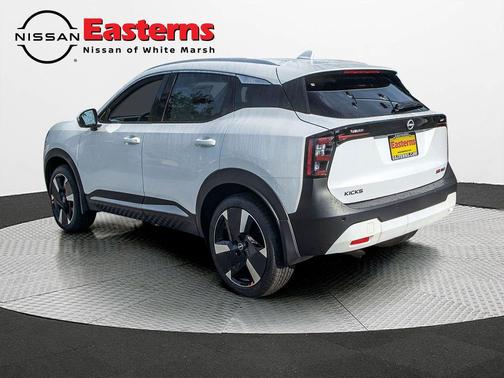 Aspen White Tricoat 2025 Nissan Kicks SR