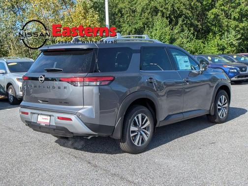 2025 Nissan Pathfinder SL
