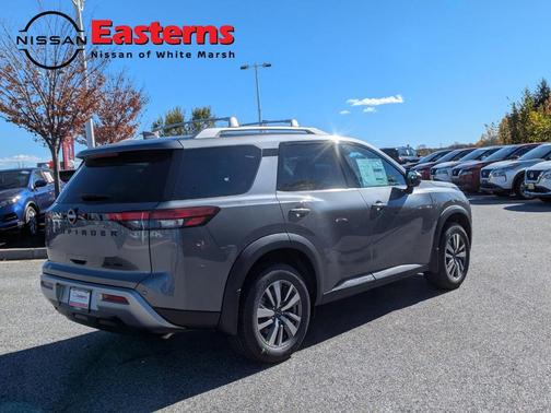 2025 Nissan Pathfinder SL