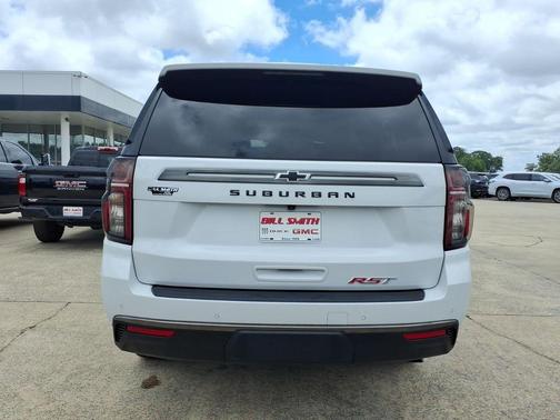 Summit White 2022 Chevrolet Suburban RST