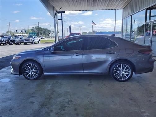 2022 Toyota Camry Hybrid XLE