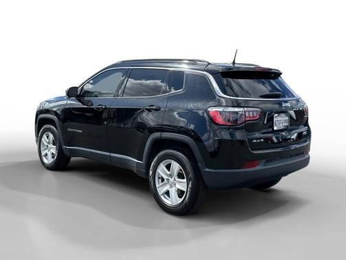 Diamond Black Crystal Pearlcoat 2022 Jeep Compass Latitude
