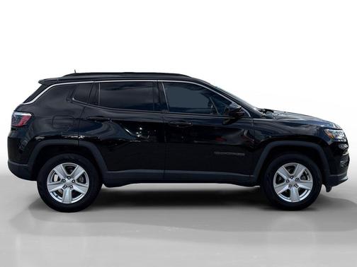 Diamond Black Crystal Pearlcoat 2022 Jeep Compass Latitude