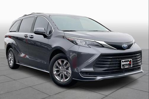 2025 Toyota Sienna LE