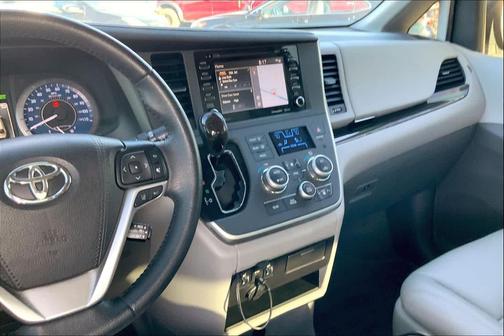 2020 Toyota Sienna XLE