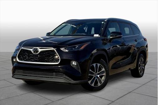 Opulent Amber 2022 Toyota Highlander XLE