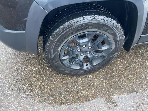 Diamond Black Crystal Pearlcoat 2019 Jeep Cherokee Trailhawk