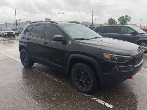 Diamond Black Crystal Pearlcoat 2019 Jeep Cherokee Trailhawk