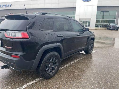 Diamond Black Crystal Pearlcoat 2019 Jeep Cherokee Trailhawk