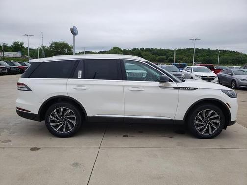 Pristine White Metallic Tri-Coat 2026 Lincoln Aviator Premiere
