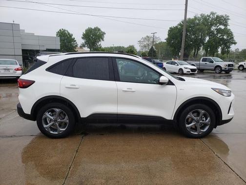 Star White Metallic Tri-Coat 2026 Ford Escape ST-Line Select