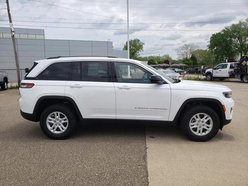 Bright White Clearcoat 2023 Jeep Grand Cherokee Laredo